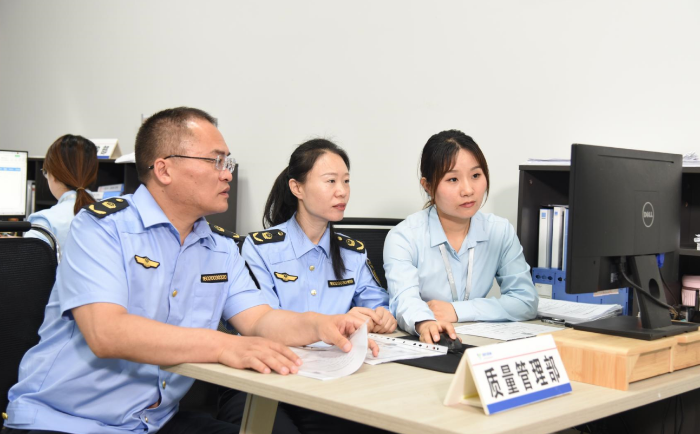 圖為9月4日，執(zhí)法人員在一家醫(yī)療器械經(jīng)營(yíng)企業(yè)檢查其質(zhì)量保障體系運(yùn)行情況。