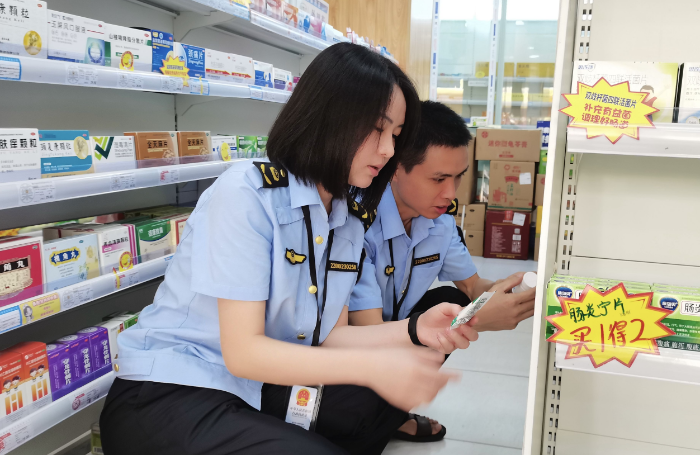 圖為9月4日，該局義和街道市場監(jiān)管所執(zhí)法人員在一家藥店檢查藥品質量。