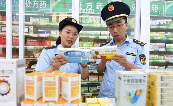 圖為東?？h市場監(jiān)管局青湖分局執(zhí)法人員在一家藥店檢查藥品質(zhì)量。