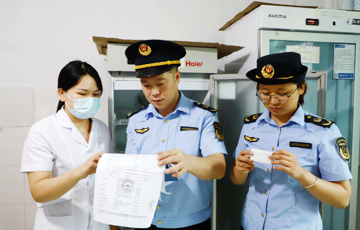 圖為9月15日，該局執(zhí)法人員在水北鎮(zhèn)中心衛(wèi)生院檢查疫苗購進(jìn)、驗收等臺賬記錄。