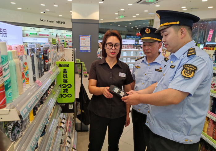 圖為9月13日，該局執(zhí)法人員在一家化妝品店檢查染發(fā)劑質(zhì)量情況。