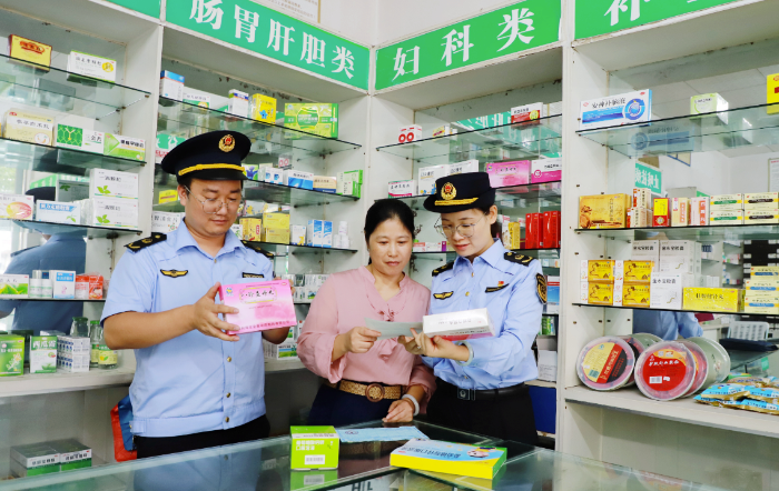 圖為9月20日，該局監(jiān)管人員在一家零售藥店檢查藥品購(gòu)銷記錄。