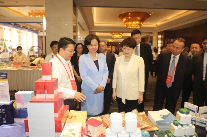 國家中醫(yī)藥管理局黨組書記、局長余艷紅蒞臨廣東一方制藥展位
