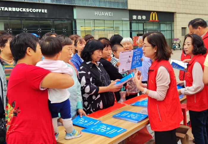 圖為9月22日，陜西省食藥檢院開展“增強質(zhì)量意識 推進高質(zhì)量發(fā)展”藥品安全進社區(qū)活動。