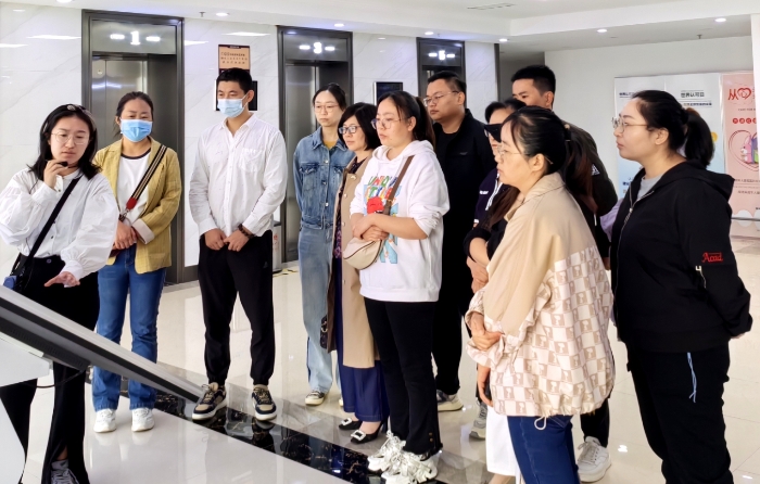 圖為工作人員為代表們現(xiàn)場講解藥品檢驗(yàn)檢測、大型儀器使用維護(hù)、用藥常識(shí)等。