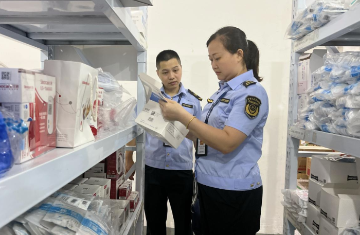 圖為該局執(zhí)法人員在一家醫(yī)療器械經(jīng)營企業(yè)檢查儲存環(huán)境。