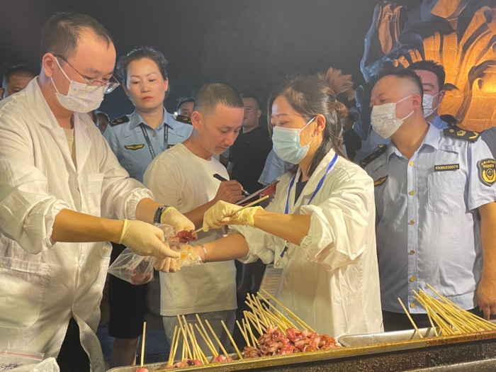 岳陽：夜市食品快檢守護“煙火氣” 助推“夜經(jīng)濟”