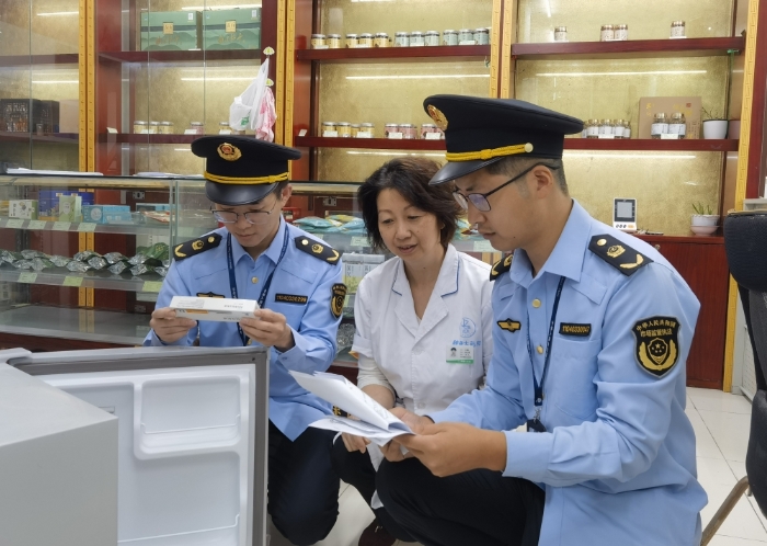 圖為執(zhí)法人員在一家藥店對利拉魯肽注射液的購進票據(jù)、處方審核、銷售記錄等進行檢查，同時排查利拉魯肽注射液線上銷售情況。