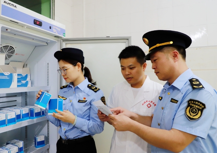 圖為10月9日，執(zhí)法人員對(duì)一家鄉(xiāng)鎮(zhèn)衛(wèi)生院的體外診斷試劑進(jìn)行檢查。