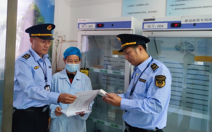 圖為10月30日該局執(zhí)法人員在白舍鎮(zhèn)中心衛(wèi)生院檢查疫苗質(zhì)量情況。