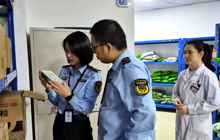 圖為10月24日，重慶市涪陵區(qū)義和、敦仁兩個(gè)街道市場(chǎng)監(jiān)管所執(zhí)法人員在敦仁街道一藥品經(jīng)營(yíng)單位的倉(cāng)庫(kù)開(kāi)展藥械市場(chǎng)交叉檢查。