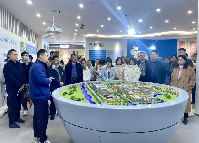 圖為參訓人員在江蘇省制藥企業(yè)實地參觀學習。樊兆虎 攝