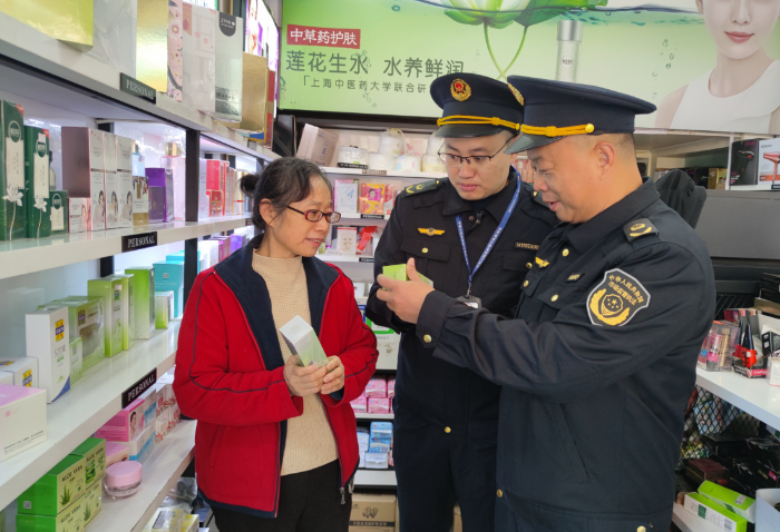 圖為11月29日，該局執(zhí)法人員在一家化妝品專賣店檢查產(chǎn)品標(biāo)簽。