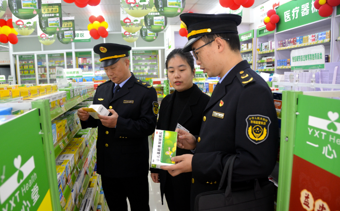 圖為11月29日，該局執(zhí)法人員在一家藥店檢查兒童藥品質(zhì)量。