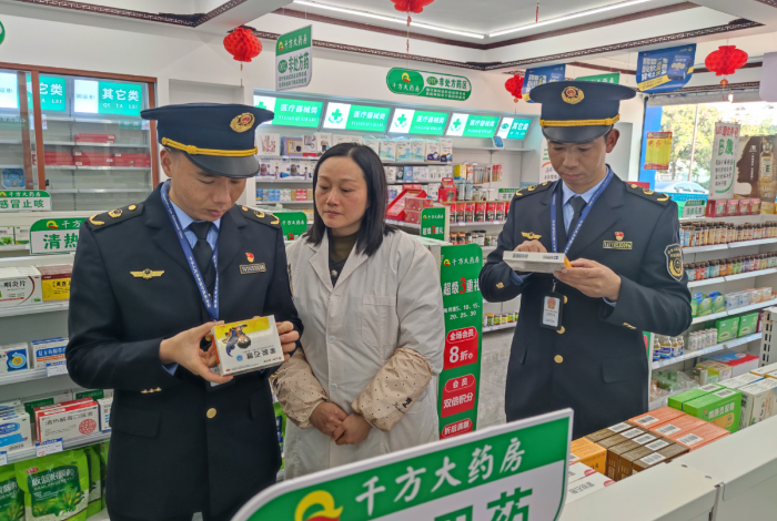 圖為1月5日，該局執(zhí)法人員在一家零售藥店宣貫《管理辦法》及檢查藥品質(zhì)量。