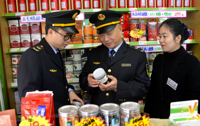 圖為1月8日，該局馬鞍街道市場(chǎng)監(jiān)管所執(zhí)法人員在一家藥店檢查中藥飲片質(zhì)量。