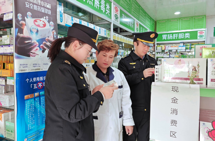 圖為該局執(zhí)法人員在一家藥店檢查。