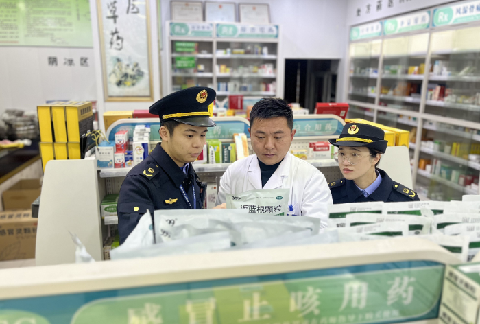 圖為該局執(zhí)法人員在一家藥店內(nèi)檢查感冒用藥。