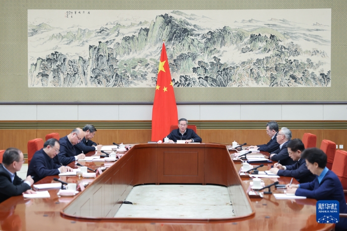 2月26日下午，國務(wù)院以“建立健全公平競爭制度，加快完善全國統(tǒng)一大市場基礎(chǔ)制度規(guī)則”為主題，進(jìn)行第六次專題學(xué)習(xí)。國務(wù)院總理李強主持學(xué)習(xí)。新華社記者 劉彬 攝