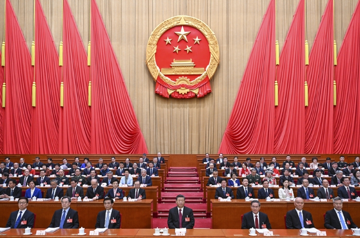 3月5日，第十四屆全國人民代表大會(huì)第二次會(huì)議在北京人民大會(huì)堂開幕。黨和國家領(lǐng)導(dǎo)人習(xí)近平、李強(qiáng)、王滬寧、蔡奇、丁薛祥、李希、韓正等出席大會(huì)。新華社記者 李學(xué)仁 攝
