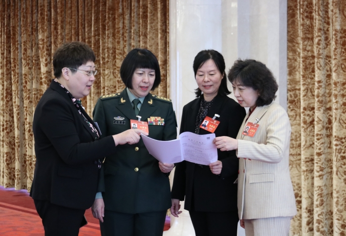 圖為全國政協(xié)醫(yī)衛(wèi)界別部分委員在小組會議結(jié)束后，繼續(xù)討論政府工作報告內(nèi)容。