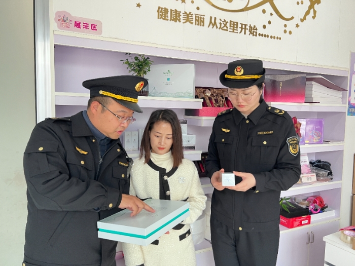 圖為該局執(zhí)法人員在一家化妝品專賣店檢查化妝品外包裝標(biāo)簽是否符合規(guī)定。