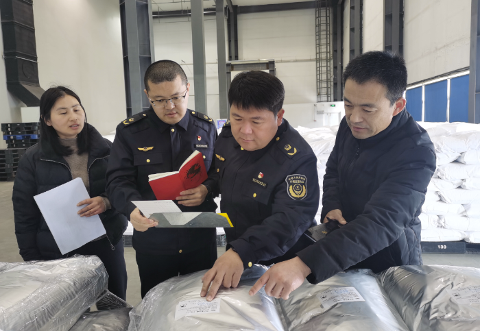 圖為該局執(zhí)法人員在一家藥品生產(chǎn)企業(yè)檢查藥品原料質(zhì)量。