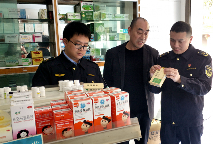 圖為執(zhí)法人員在大木森林公園景區(qū)一家便民藥房檢查藥品質(zhì)量。