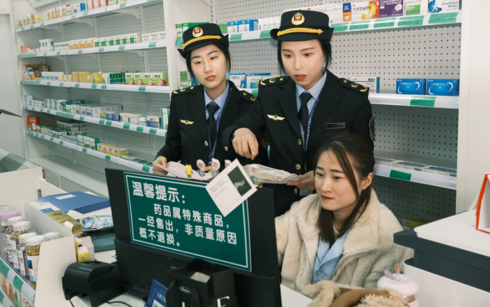 圖為3月15日，該局執(zhí)法人員在一家藥店對網(wǎng)絡(luò)銷售藥品情況進(jìn)行檢查。
