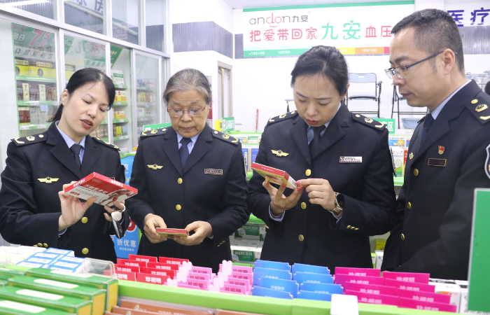 圖為該局執(zhí)法人員深入轄區(qū)藥店進(jìn)行抽查。