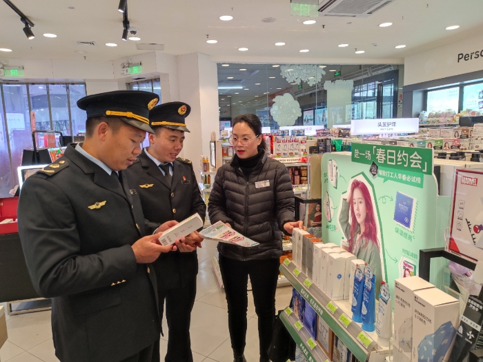 圖為3月19日，該局執(zhí)法人員在化妝品專賣店檢查。
