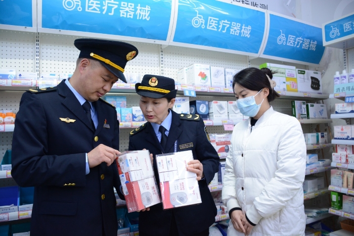 圖為該局執(zhí)法人員在一家醫(yī)療器械經(jīng)營(yíng)企業(yè)檢查血糖儀質(zhì)量情況。
