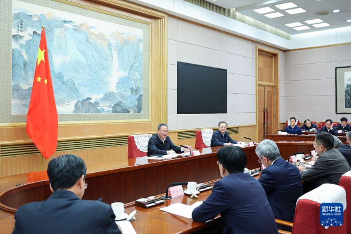 4月8日下午，中共中央政治局常委、國務院總理李強在北京主持召開經濟形勢專家和企業(yè)家座談會，聽取對當前經濟形勢和下一步經濟工作的意見建議。新華社記者 劉彬 攝