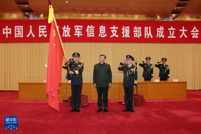 4月19日，中國人民解放軍信息支援部隊成立大會在北京八一大樓隆重舉行。中共中央總書記、國家主席、中央軍委主席習(xí)近平向信息支援部隊授予軍旗并致訓(xùn)詞。這是習(xí)近平將軍旗授予信息支援部隊司令員畢毅、政治委員李偉。新華社記者 李剛 攝