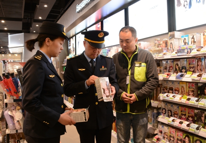 圖為執(zhí)法人員在一家化妝品店檢查染發(fā)類(lèi)特殊化妝品。
