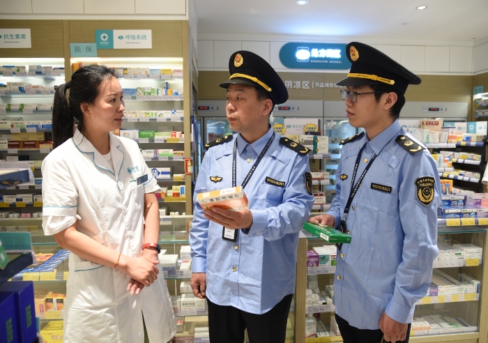 圖為執(zhí)法人員在一家藥店檢查藥品經(jīng)營(yíng)情況。