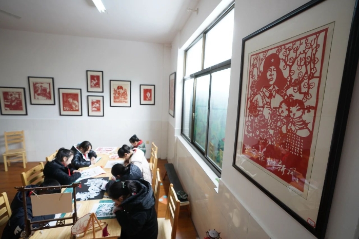 2023年2月24日，江蘇南通金沙小學(xué)的學(xué)生在創(chuàng)作雷鋒主題的剪紙作品。新華社記者 季春鵬 攝