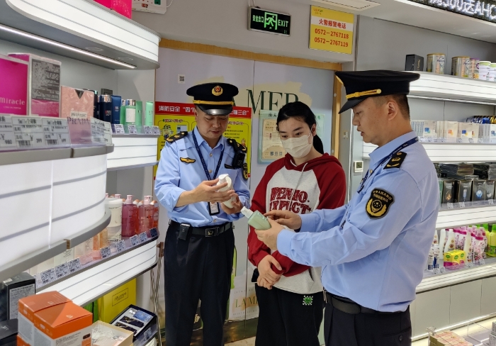 圖為該分局執(zhí)法人員對一家進(jìn)口化妝品經(jīng)營主體開展現(xiàn)場檢查。