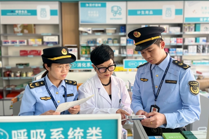 圖為該局執(zhí)法人員正在一家藥店對其經(jīng)銷的藥品進行仔細核查相關(guān)信息。