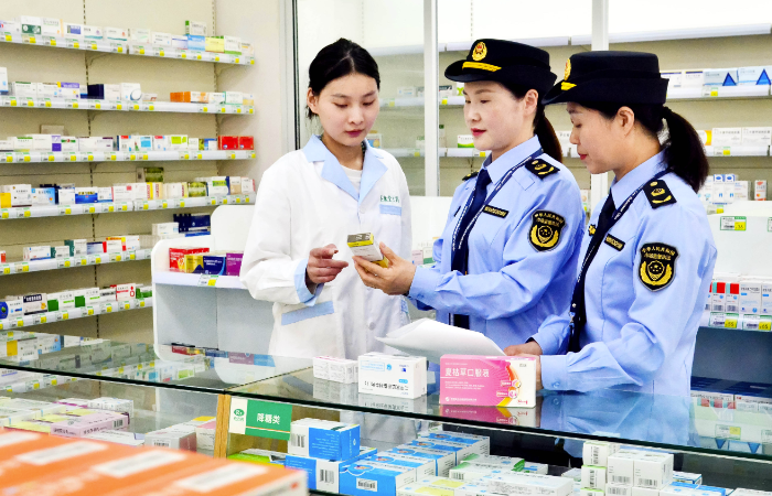 圖為該局執(zhí)法人員在農(nóng)村一家藥店檢查貨架上的藥品。