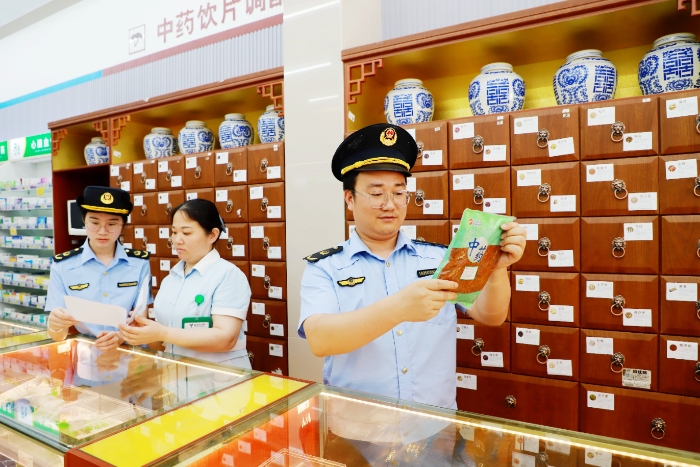 圖為5月29日，該局執(zhí)法人員對一家零售藥店的中藥飲片進行質(zhì)量抽檢。