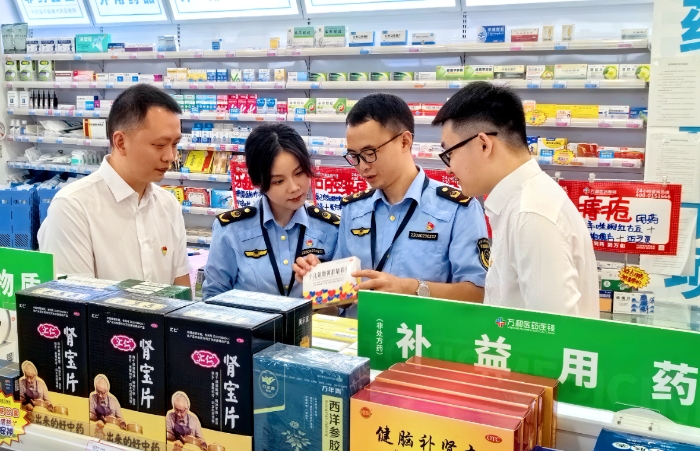 圖為涪陵區(qū)市場(chǎng)監(jiān)管局馬鞍街道執(zhí)法人員在一家藥店檢查藥品有效期。（文光輝 攝）