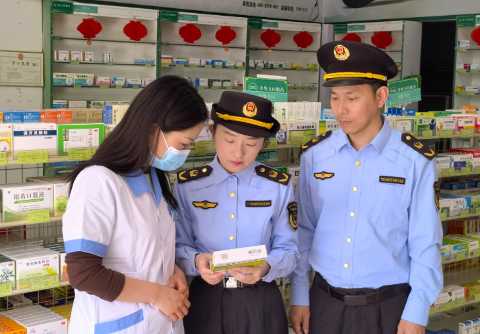 圖為該所執(zhí)法人員在一家藥店檢查藥品安全。