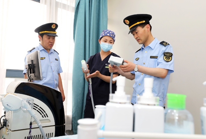 圖為南黎街道市場監(jiān)管所執(zhí)法人員在醫(yī)療器械使用單位檢查。