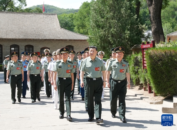 6月17日至19日，中央軍委政治工作會議在陜西延安召開。中共中央總書記、國家主席、中央軍委主席習(xí)近平出席會議并發(fā)表重要講話。這是17日下午，習(xí)近平帶領(lǐng)軍委一班人和各部門各單位主要負(fù)責(zé)同志瞻仰王家坪革命舊址。新華社記者 李剛 攝