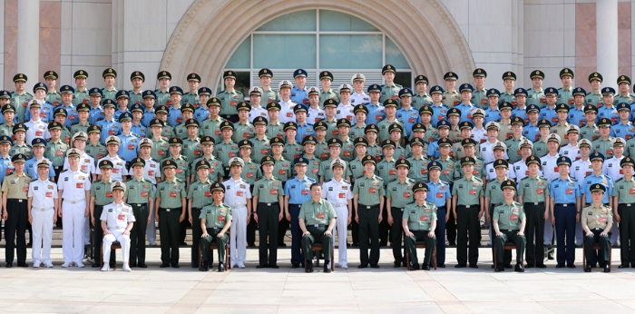 6月17日至19日，中央軍委政治工作會議在陜西延安召開。中共中央總書記、國家主席、中央軍委主席習(xí)近平出席會議并發(fā)表重要講話。這是17日下午，習(xí)近平親切接見會議全體代表。新華社記者 李剛 攝