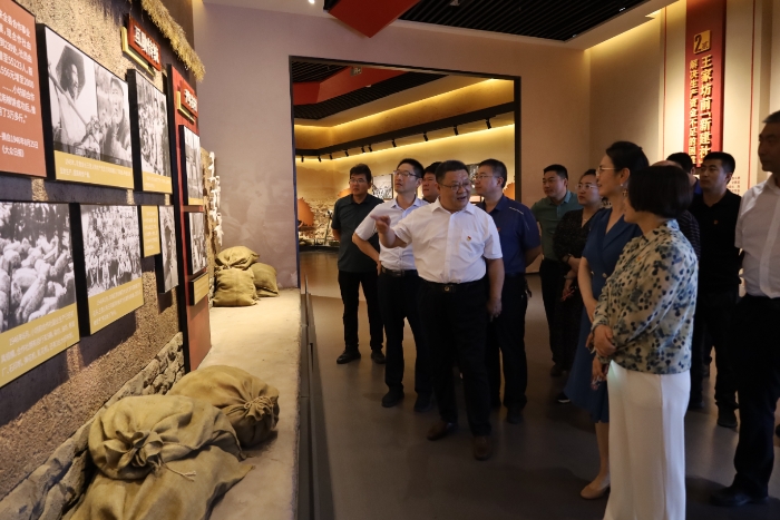圖為第五分局黨員在沂蒙精神厲家寨展覽館參觀學(xué)習(xí)。趙蘭芳 攝