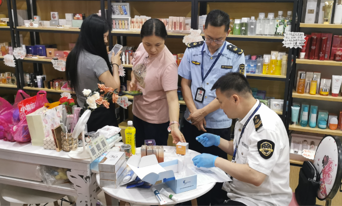 圖為抽樣人員在一家商店對(duì)化妝品進(jìn)行快檢。（李方攝）