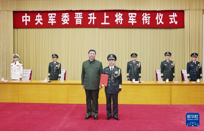7月9日，中央軍委晉升上將軍銜儀式在北京八一大樓舉行。中央軍委主席習(xí)近平向晉升上將軍銜的中央軍委政治工作部常務(wù)副主任何宏軍頒發(fā)命令狀。新華社記者 李剛 攝