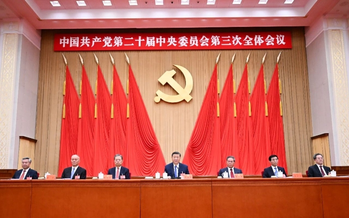 中國(guó)共產(chǎn)黨第二十屆中央委員會(huì)第三次全體會(huì)議，于2024年7月15日至18日在北京舉行。這是習(xí)近平、李強(qiáng)、趙樂(lè)際、王滬寧、蔡奇、丁薛祥、李希等在主席臺(tái)上。新華社記者 謝環(huán)馳 攝